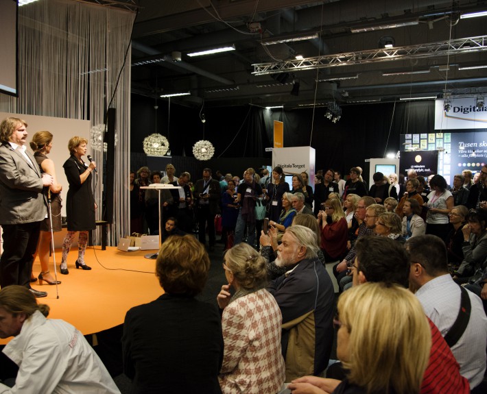 Kulturministern delar ut pris till bästa ljudbok 2013 på Digital Torgets scen på Bokmässan.